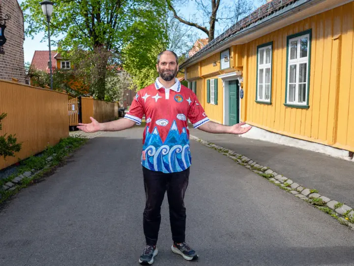 Iransk kunstner og komiker har suksess med «snill» lands&shy;lags&shy;drakt&nbsp;<span>(+)</span>