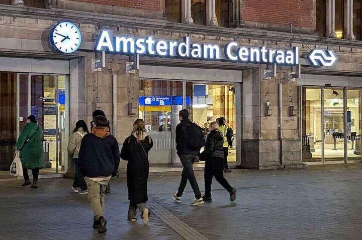 Fire knivstukket på Amsterdam sentralstasjon – filmet live på TikTok&nbsp;<span>(+)</span>