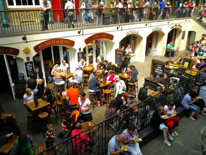 Knivstikking i Covent Garden, minst tre såret
