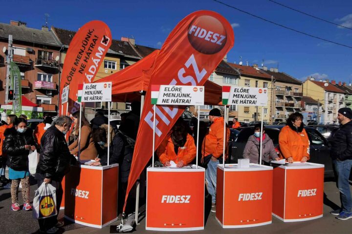 Fidesz gransker seg selv etter valg&shy;neder&shy;laget – Orbáns frem&shy;tid på dags&shy;ordenen