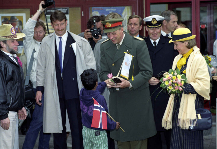Den gangen kronprins Harald gjemte seg bak en avis