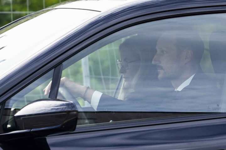 Rolig natt utenfor Rikshospitalet - Haakon Magnus ved sin fars side