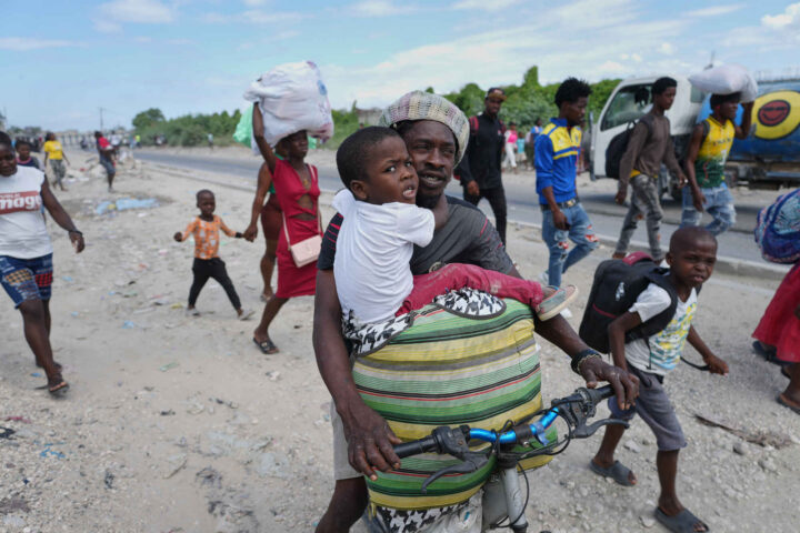 ICE har begynt deportasjonen av Bidens migranter fra Haiti&nbsp;<span>(+)</span>