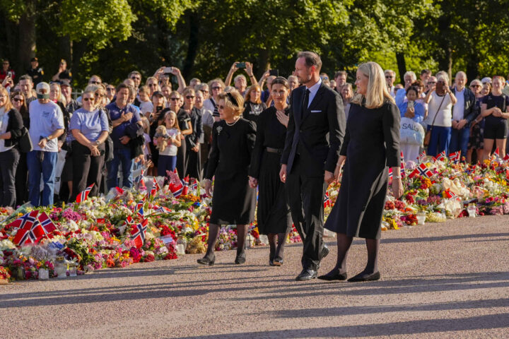 Konge&shy;familien kom ut på Slotts&shy;plassen