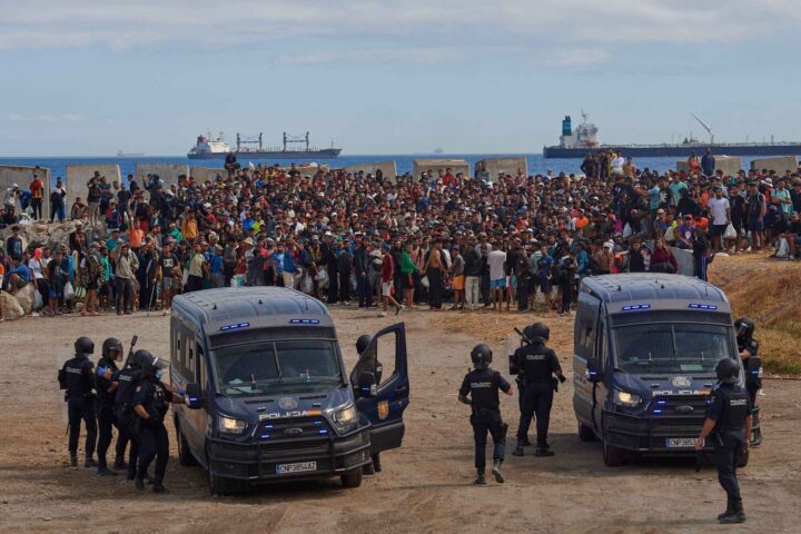 Sánchez legger skylden på Israel og Russland for Ceuta
