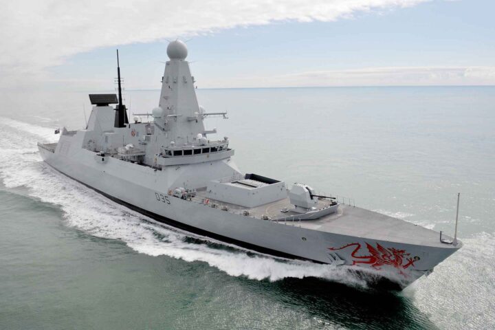 Frankrike avviser ny plan fra Reform UK om å bruke Royal Navy mot kanal&shy;båtene&nbsp;<span>(+)</span>