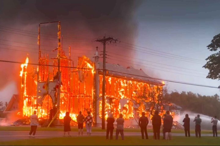 Canada: Nok en historisk kirke ødelagt av brann