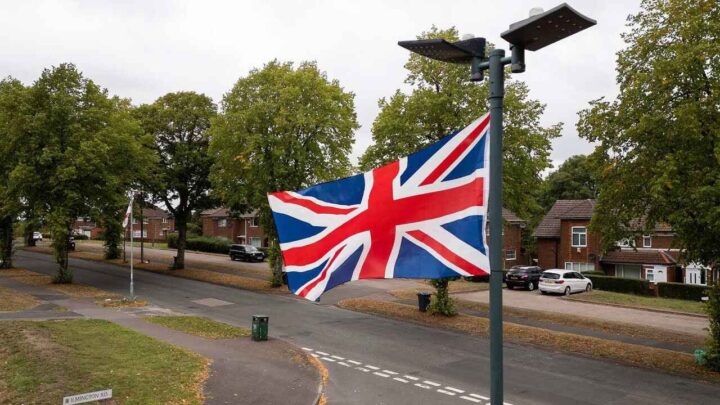 Britisk domstol gjør det straff­bart å henge landets flagg på lykte­stolper&nbsp;<span>(+)</span>
