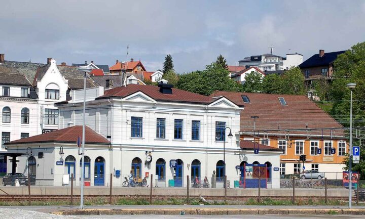 Kjenninger av politiet fikk gå etter å ha lagd kvalm på et tog i Larvik&nbsp;<span>(+)</span>