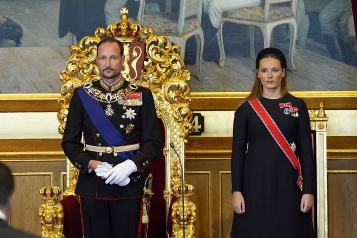 Kong Haakon VIII har avlagt eden: – Så sant hjelpe meg Gud